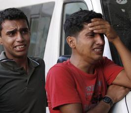 اثناء وصول جثامين الشهداء عز الدين أبو نصيرة وأحمد فطاير لمستشفى شهداء الاقصى