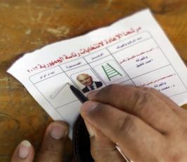توافد المصريون للادلاء بأصواتهم بجولة الاعادة بالانتخابات الرئاسية