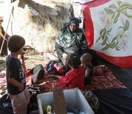 عائلة من رفح تسكن الأسفلت في غزة ‫(37552645)‬ ‫‬