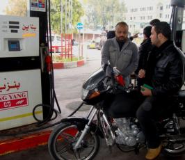 بالصور: هذا ما يجري في محطات الوقود بغزة!!