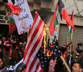 الشعبية تحرق صوراً لترامب وعلم إسرائيل وتعلن أن يوم انطلاقتها يوم غضب ‫(38863370)‬ ‫‬