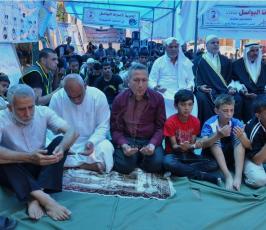 الجهاد تقيم صلاة الجمعة أمام مقر الصليب الأحمر بمدينة غزة