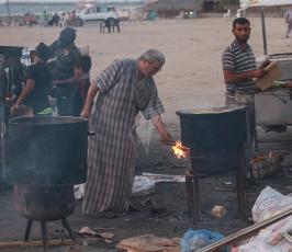 بائعين الذرة على شاطى بحر غزة ‫(39256587)‬ ‫‬