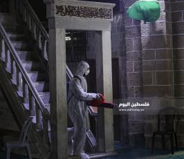 تعقيم المساجد كإجراء وقائي لطمأنة المصلين يوم الج (31).JPG