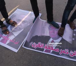 فلسطينيون يحرقون صوراً لنتنياهو وترامب  (2).JPG
