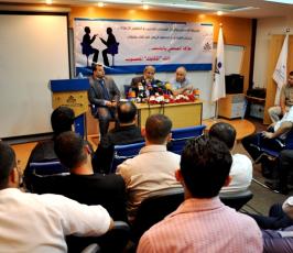 لقاء يجمع د. محمود الزهار بعدد من الصحفيين فى صحيفة فلسطين