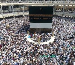 الحجاج يواصلون الشعائر الدينية استعدادا ليوم عرفه