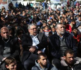 صلاة الجمعة أمام مقر الصليب الأحمر في غزة  ‫(39387660)‬ ‫‬