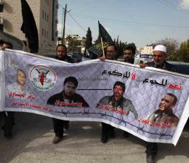 خاص فلسطين اليوم..اعتصام لأهالي الأسرى امام مقر الصليب الاحمر في رام الله