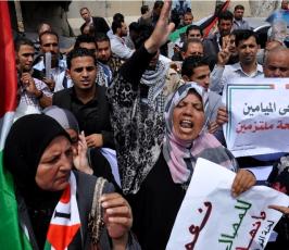 جماهير تتظاهر امام منزل هنية ومقر اقامة وفد المصالحة مطالبين بانهاء الانقسام