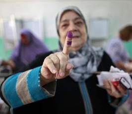 بالصور: توافد المصريون للادلاء بأصواتهم بجولة الاعادة بالانتخابات الرئاسية