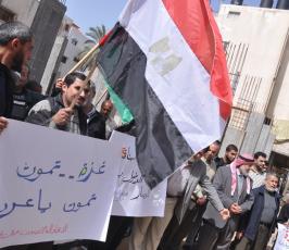 بالصور:وقفة بغزة أمام احد المنازل المدمرة للمطالبة برفح الحصار عن غزة