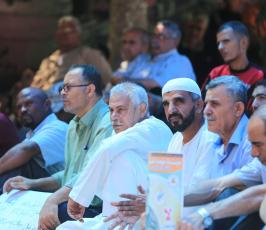مئات المواطنين يصلون قبالة الصليب الاحمر دعما للاسرى ‫(29732758)‬ ‫‬