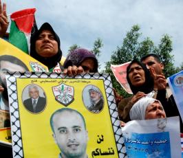 أهالى الأسرى يخرجون بمسيرات تضامنية مع أبنائهم تجاه خيمة التضامن بالجندى المجهول