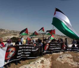 نشطاء يقيمون قرية "أحفاد يونس" مقابل مستوطنة "معالي ادوميم" قرب القدس