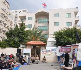 صلاة الجمعة أمام الصليب الاحمر تضامنا مع الشيخ خضر عدنان