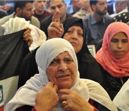 بالصور:اهالي الاسرى يواصلون اعتصامهم الأسبوعي قبالة الصليب الاحمر بغزة