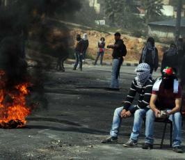 خاص فلسطين اليوم..إصابات بالرصاص الحي بمواجهات "عوفر" قرب رام الله