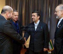 الرئيس الفلسطيني محمود عباس يلتقي بالرئيس الإيراني أحمدي نجاد بالقاهرة