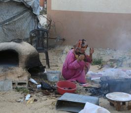 سيدة فلسطينية من منطقة الزنة شرق خانيونس تلجأ الى الخبز على الافران القديمة  ‫(1)‬