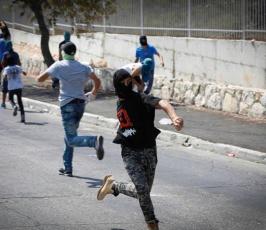 مواجهات بين الشبان وقوات الاحتلال في قرية العيساوية بمدينة القدس المحتلة  ‫(1)‬ ‫‬