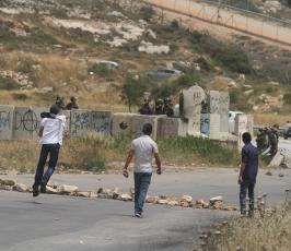 مواجهات بين قوات الاحتلال وطلبة جامعة بيرزيت أمام سجن عوفر غربي رام الله