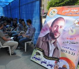 بالصور.. مهجة ا لقدس تنظم خيمة تضامنية مع الأسرى  المضربين أمام الصليب الأحمر