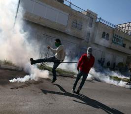 خاص فلسطين اليوم. إصابات ومواجهات أمام معتقل "عوفر" قرب رام الله