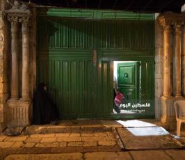 مواطنون يصلون في ليلة القدر أمام باب السلسلة أحد أبواب المسجد الاقصى المغلق (5).jpg