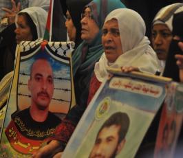 بالصور:عدسة "فلسطين اليوم" تنضم لاعتصام أهالي الأسرى أمام مقر الصليب
