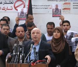 صحفيون يحتجون على استهداف زملائهم أمام ثلاجة الموتى بمجمع الشفاء ‫(42271239)‬ ‫‬.JPG