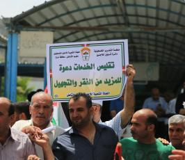 وقفة ضد تقليصات الانروا أمام مقر السويدي بغزة ‫(1)‬