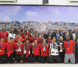 وصول المنتخب الفلسطيني لكرة القدم الى رام الله ولقاء الرئيس عباس