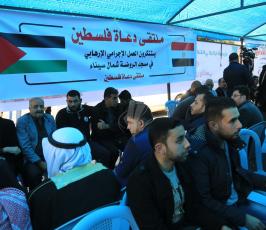 المئات من الفلسطينين يؤمون خيمة العزاء التي أقيمت في ساحة الجندي وسط غزة تضامنا مع الشعب المصري ‫(1)‬
