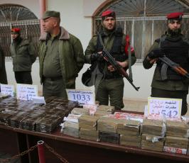وزارة الداخلية تعقد مؤتمراً صحفياً تعلن فيه حكمها بالإعدام على اثنين من تجار المخدرات والأشقال الشاقة لثالث ‫(38470152)‬ ‫‬