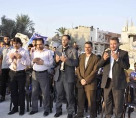  وزارة الاعلام  تقيم احتفالا للصحفيين بمناسبة عيد الاضحى على أنقاض المنازل المدمرة في بلدة خزاعة