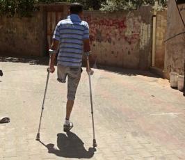 شاب فلسطينى  بقدم واحدة يبدع فى رسم اللوحات الفنية بغزة ‫(1)‬ ‫‬