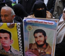 بالصور:عدسة "فلسطين اليوم" تنضم لاعتصام أهالي الأسرى أمام مقر الصليب بغزة