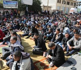 صلاة الجمعة أمام مقر الصليب الأحمر في غزة  ‫(39387656)‬ ‫‬