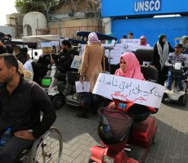 ذوي الإعاقة ينددون باستهداف الاحتلال المقعد أبو ثريا في وقفة أمام مقر اليونسكو بغزة ‫(1)‬ ‫‬