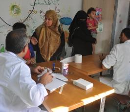 الجهاد تنظم لجان طبية لتقديم الفحوصات والأدوية للمشردين في مراكز الإيواء
