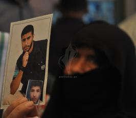 بالصور:إضراب الأسرى الإداريين يخيم على الاعتصام الأسبوعي لأهالي الأسرى بالصليب