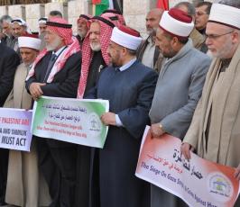 بالصور القضاء ورابطة علماء فلسطين ينظما وقفة تضامنية مع مخيم اليرموك