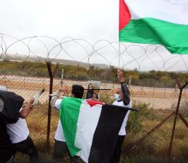 نشطاء فلسطينيون يقطعون أجزاء من معتقل عوفر غربي رام الله
