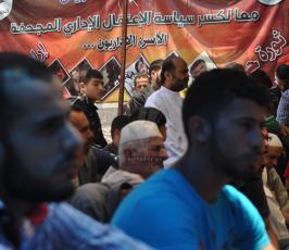الجهاد تقيم صلاة الجمعة أمام مقر الصليب الأحمر بمدينة غزة