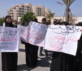 بالصور:لليوم الثالث: أهالي الشهداء يعتصمون أمام الفندق الذي يقيم فيه وفد المصالحة