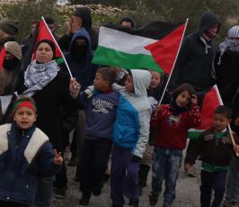 خاص فلسطين اليوم...الاحتلال يقمع مسيرة النبي صالح المنددة بالاستيطان