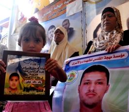 الاعتصام الاسبوعى لاهالى الاسرى بالصليب الاحمر بغزة