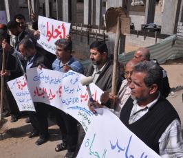 بالصور:وقفة بغزة أمام احد المنازل المدمرة للمطالبة برفح الحصار عن غزة
