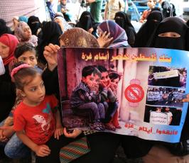 وقفة لايتام غزة امام بنك فلسطين  ‫(31552918)‬ ‫‬